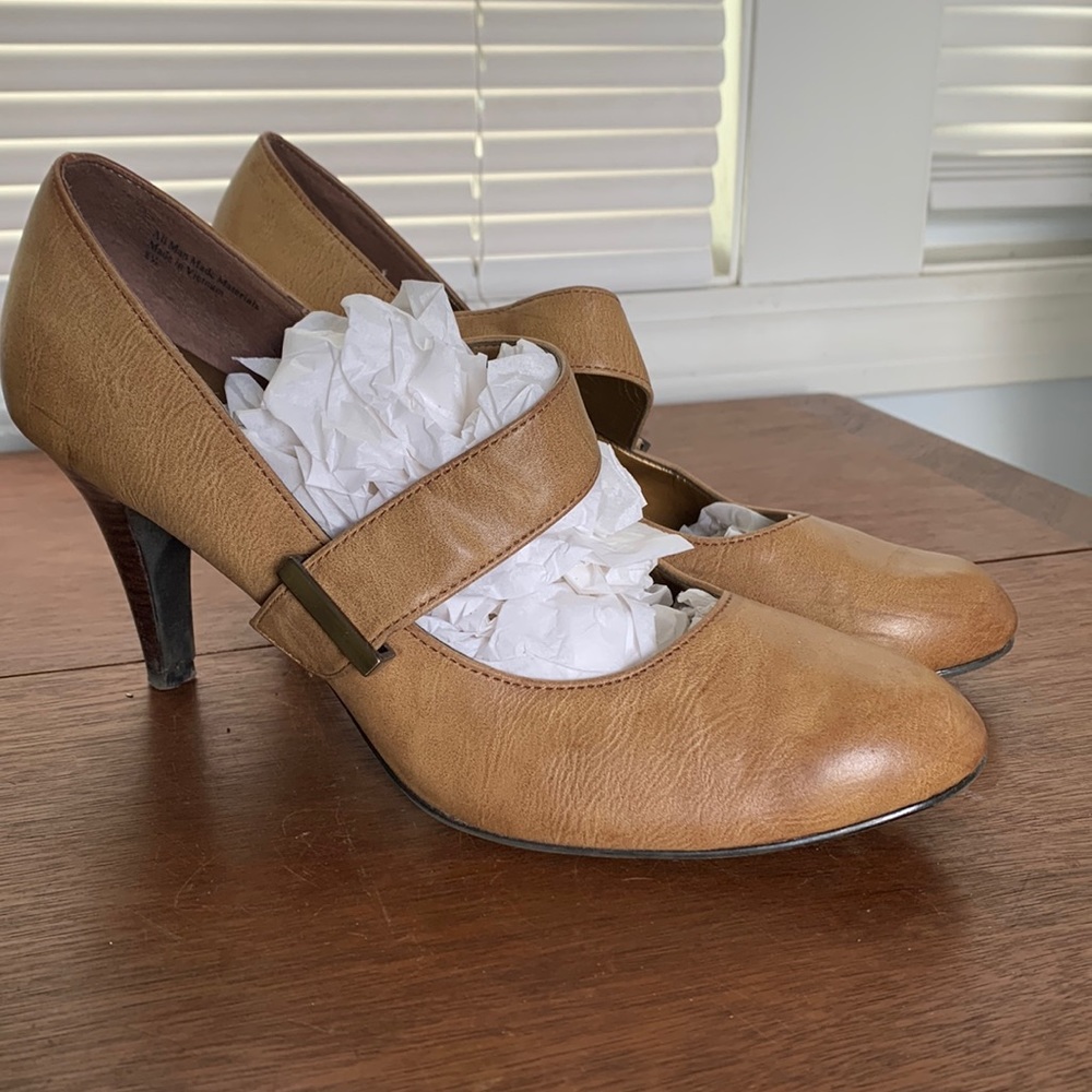 Mary Jane style heels tan / brown by Kelly & Katie